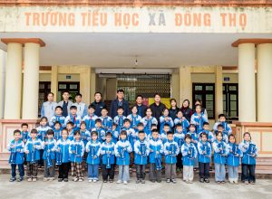 đại diện trao tặng bình nước uống