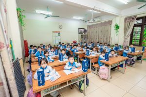 các em học sinh nhận quà tặng bình nước