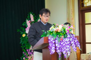 ông kim in tae phát biểu trao tặng bình nước