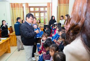 trao tặng bình nước cho các em