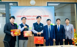 ubnd tỉnh trao tặng phần quà tết