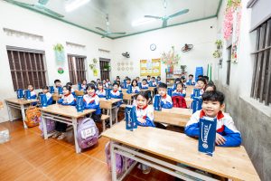 cac em hoc sinh vui mung nhan binh nuoc